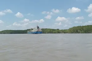 Ho Chi Minh City authorities have instructed local maritime and border guard units to step up safety measures for riverine and sea transport as severe weather conditions approach. (Photo: SGGP)
